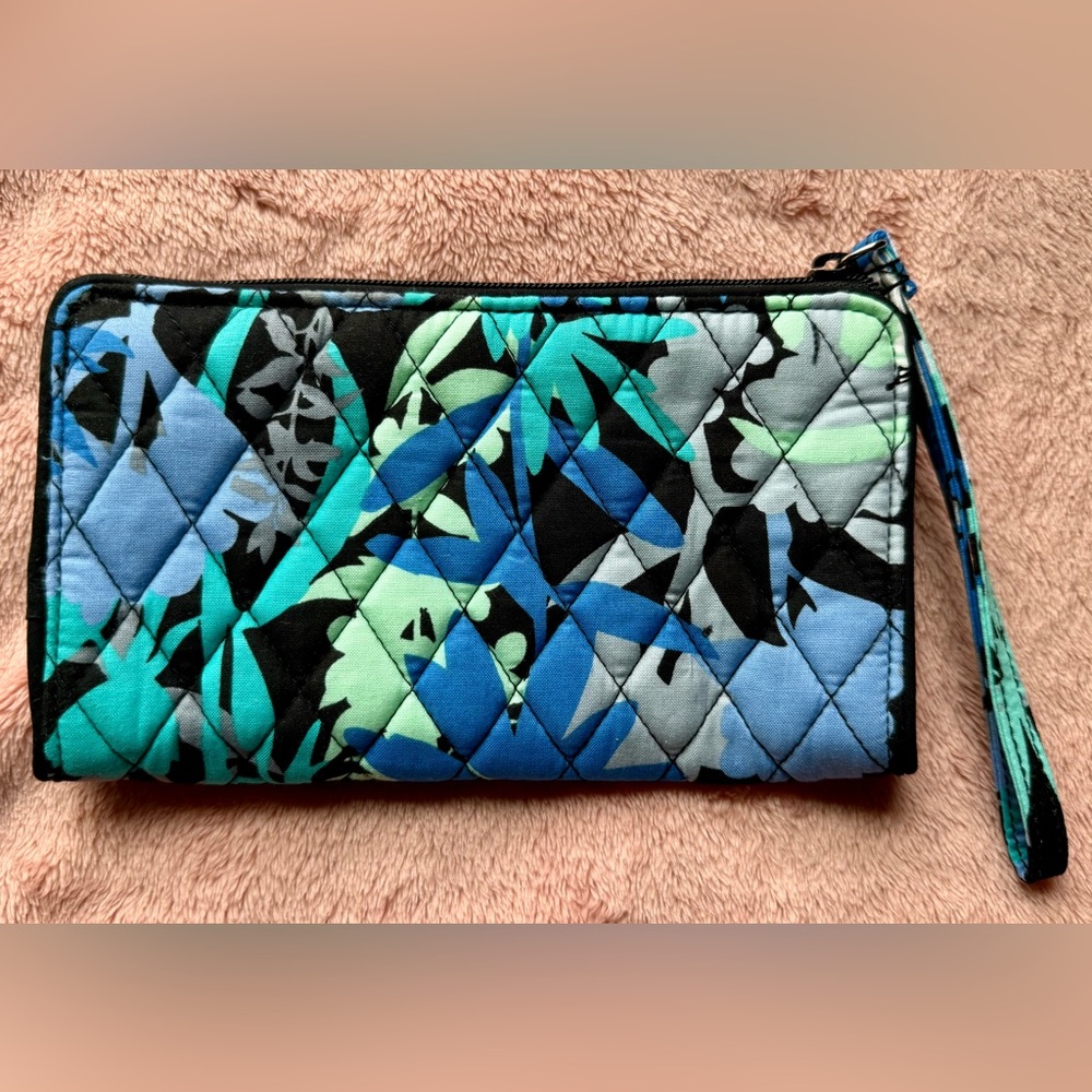 NWT $34 VERA BRADLEY FRONT ZIP WALLET WRISTLET Camofloral